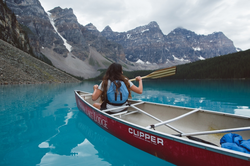 women canoeing on Moraine Lake